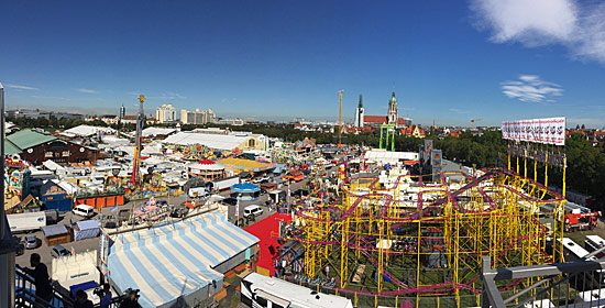 Blick vom The Tower Event Center auf die Wilde Maus und die Paulskirche (©Foto: Martin Schmitz)